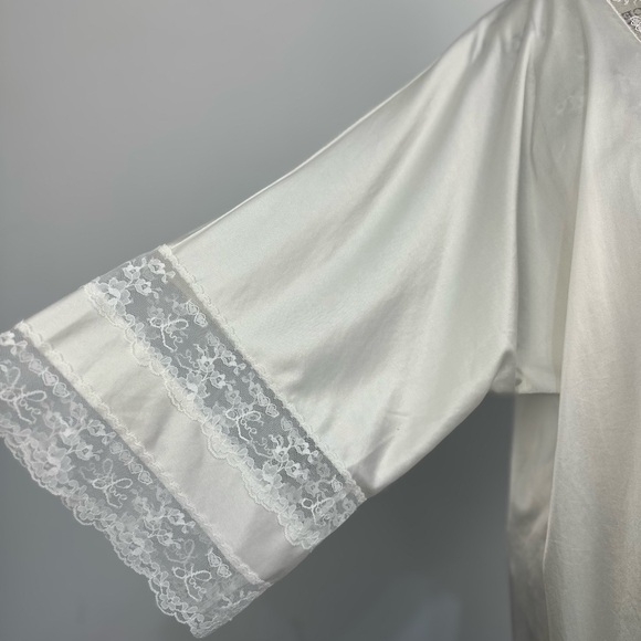 Vintage White Satin and Lace Teddy and Robe Set - Picture 8 of 10